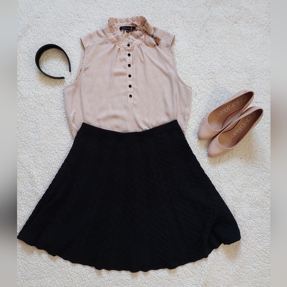 Pink sleeveless flowy summer blouse with black polka dots and high neckline - Picture 2 of 5